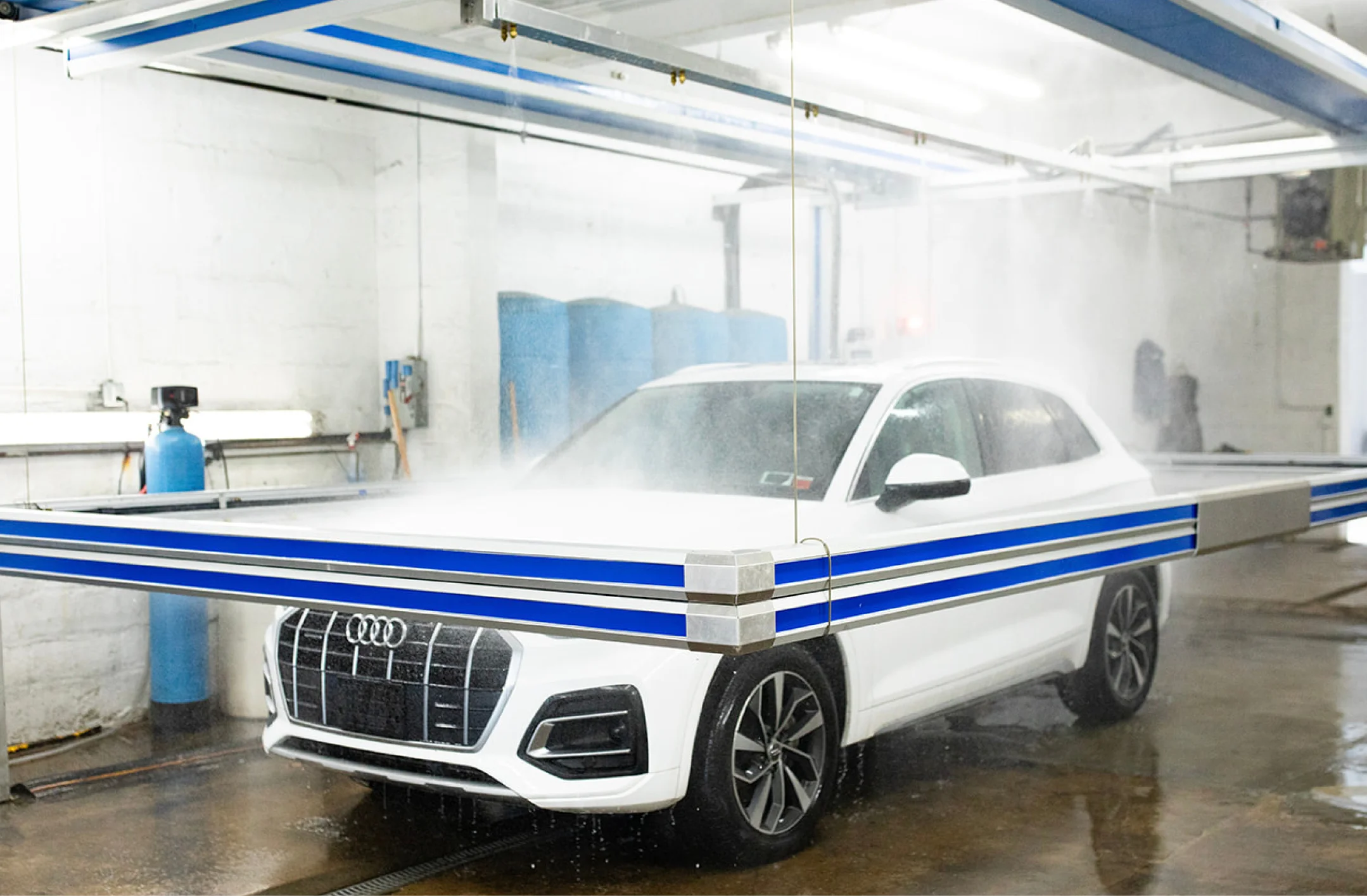 Hercules sytem washing white Audi SUV