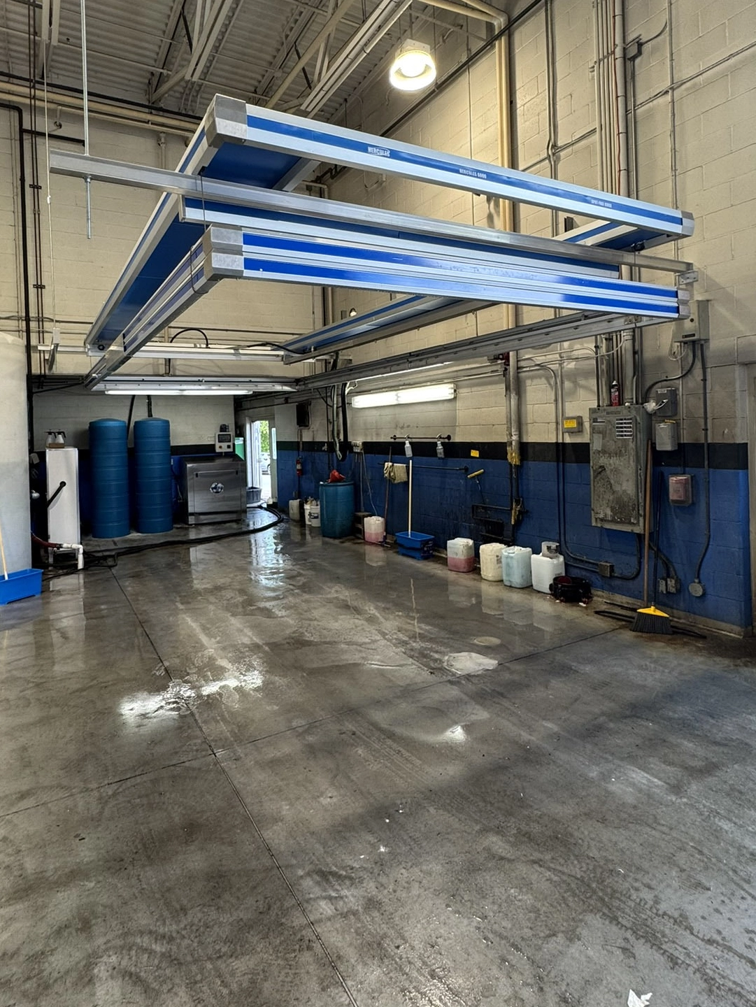 Hercules car wash system in a garage bay